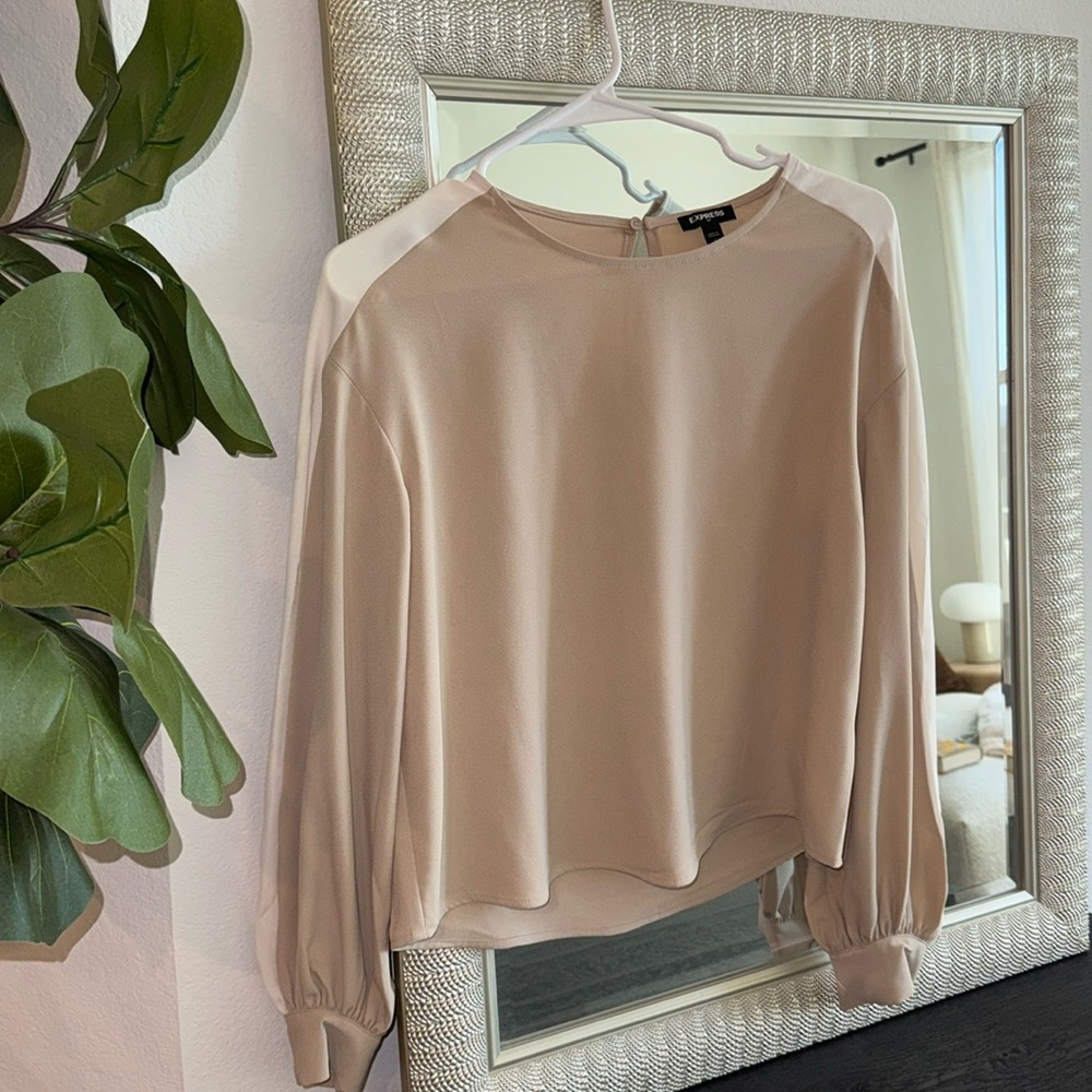 Express Top with Puffed Button Sleeves